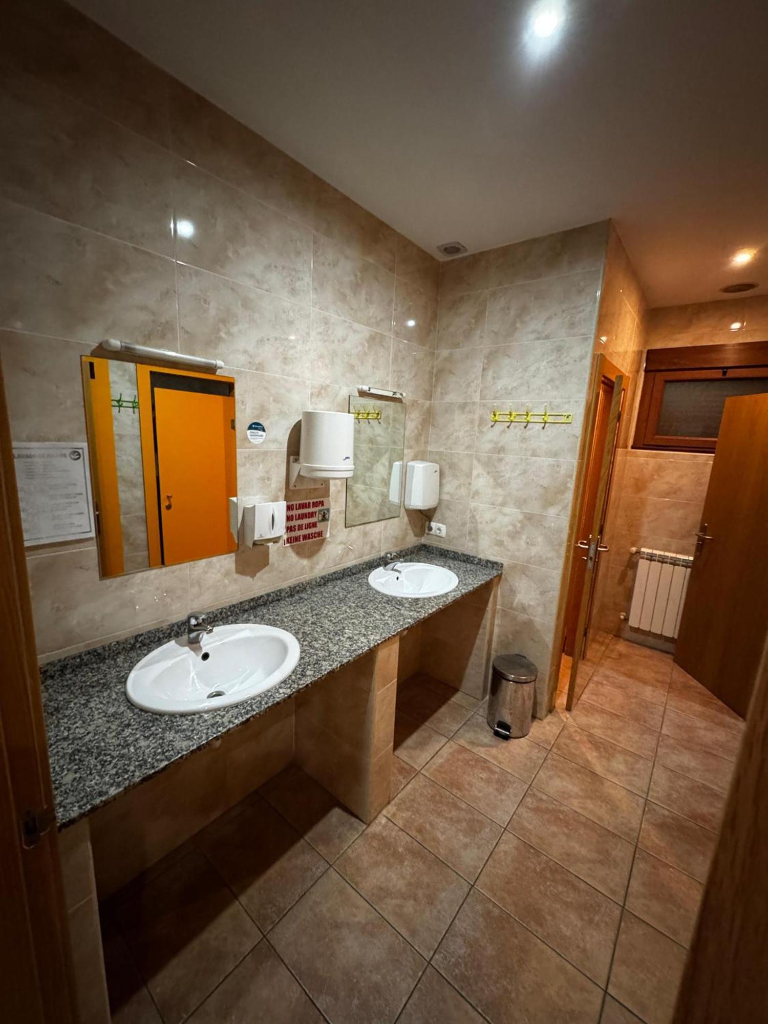 Albergue De Peregrino Cruz De Fierro Фонсебадон Екстериор снимка