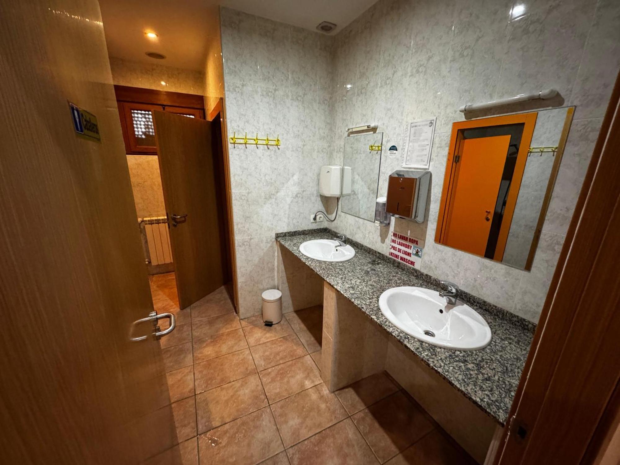 Albergue De Peregrino Cruz De Fierro Фонсебадон Екстериор снимка