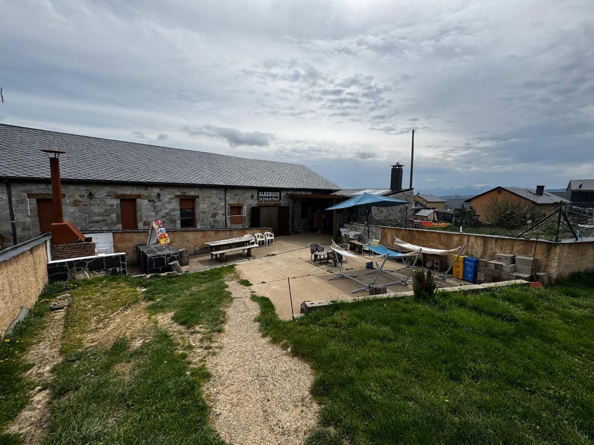 Albergue De Peregrino Cruz De Fierro Фонсебадон Екстериор снимка